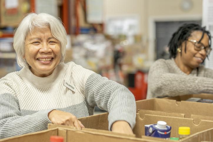 Spreading Holiday Cheer: 5 Ways Seniors Can Give Back to the Community